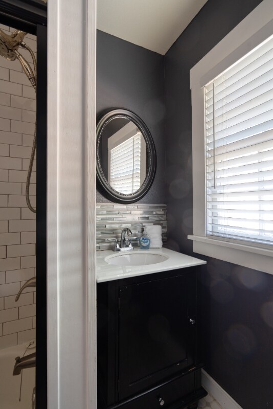 Building Photo - 3565 NE Broadway