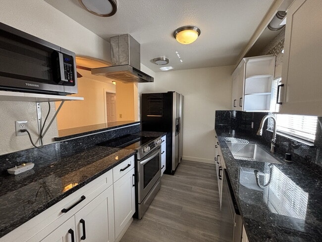 Building Photo - Recently remodeled two bedroom home near popular hiking trails and downtown Placerville.