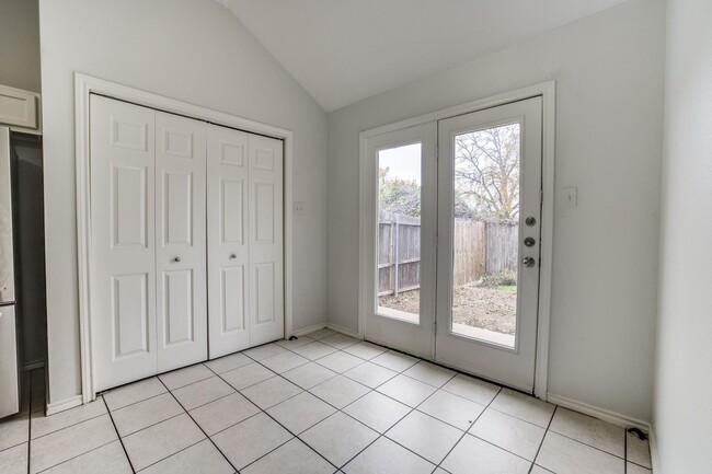 Building Photo - Dynamite Duplex in Arlington For Lease