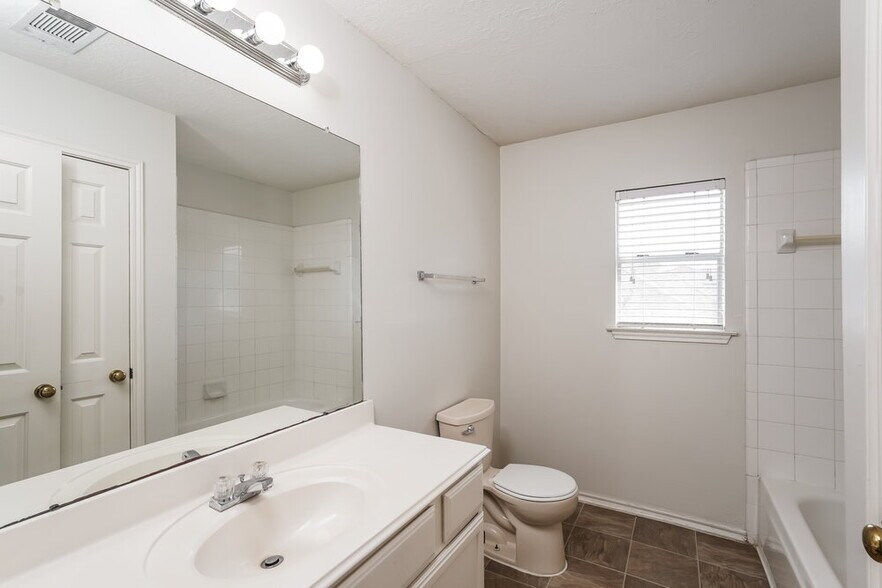 Building Photo - 17902 Scenic Oaks Dr