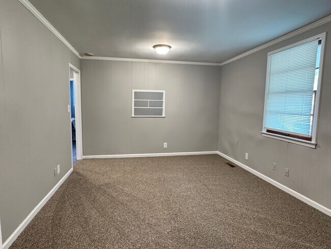 Building Photo - Excellent location! Just Remodeled 2 Bed/1...