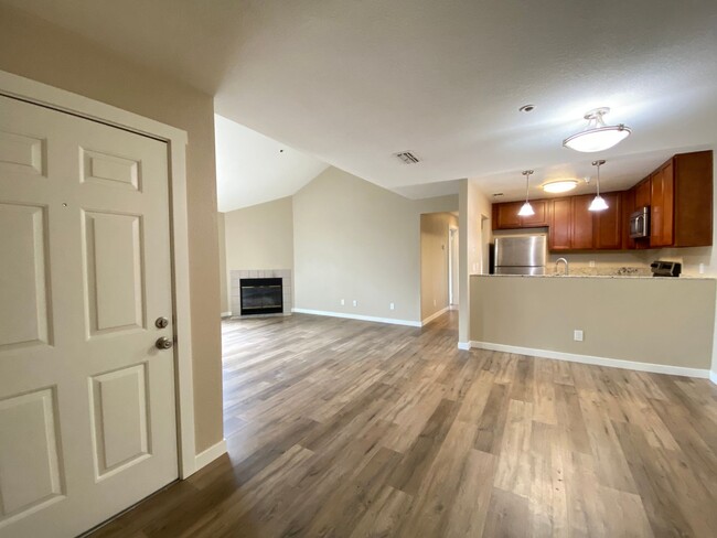 Building Photo - 2 Bed/2 Bath Condo - Owner Pays Water, Sew...