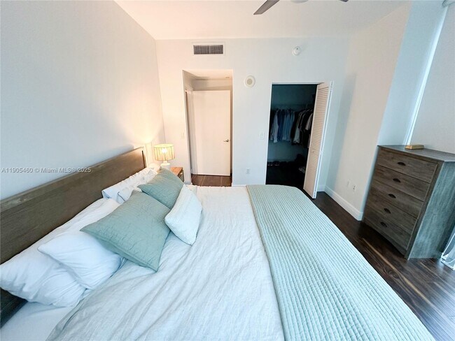 Building Photo - 951 Brickell Ave