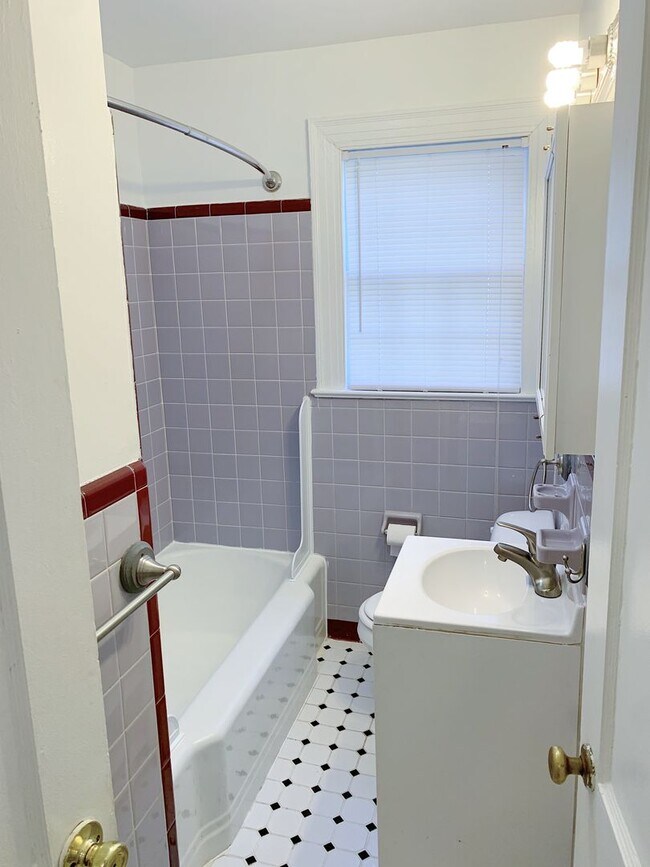 Building Photo - 3 Bedrooms 2 Full Bathrooms with fenced in...