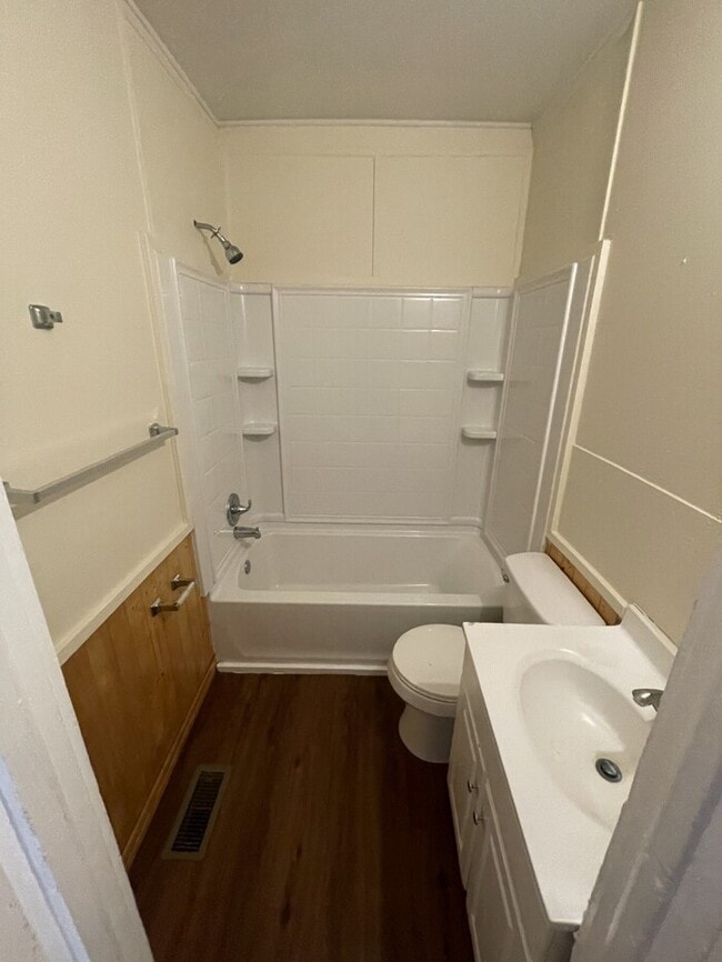 Building Photo - 1 Bedroom 1 Bathroom Duplex