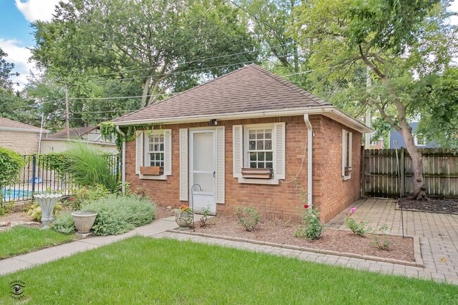 Building Photo - 1096 S Wildwood Ave