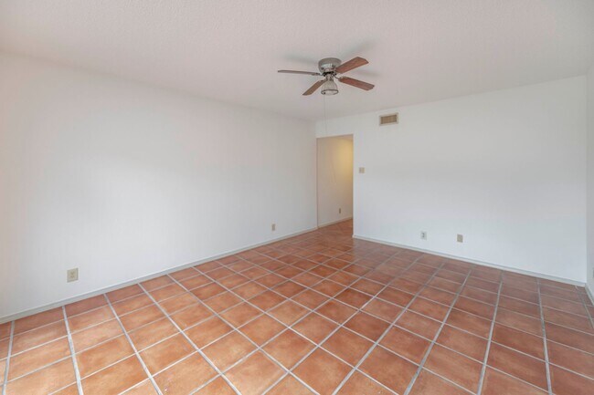 Building Photo - Charming Condo with Golf Course Views in O...