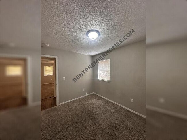 Building Photo - 4400 Meadowpark Dr