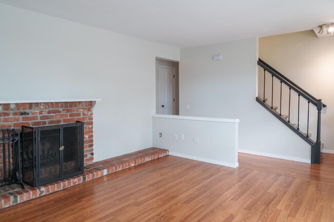 Building Photo - Stunning 3-bedroom 2.5 bath condo for rent