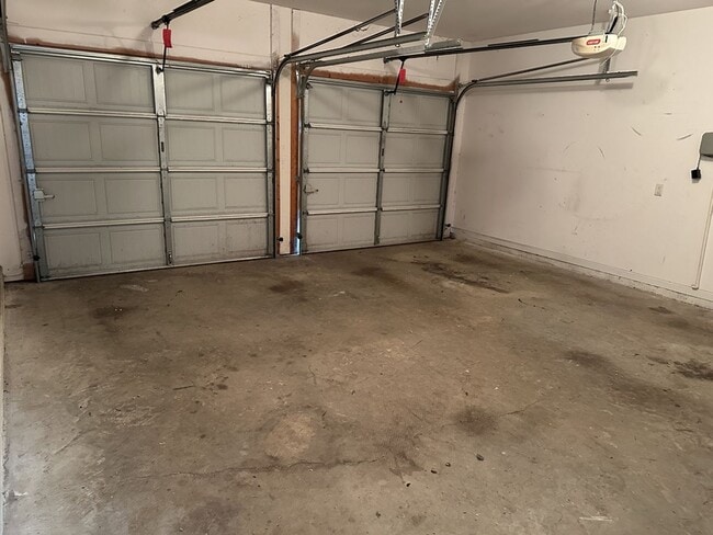 Building Photo - 250 Summer Hill Way