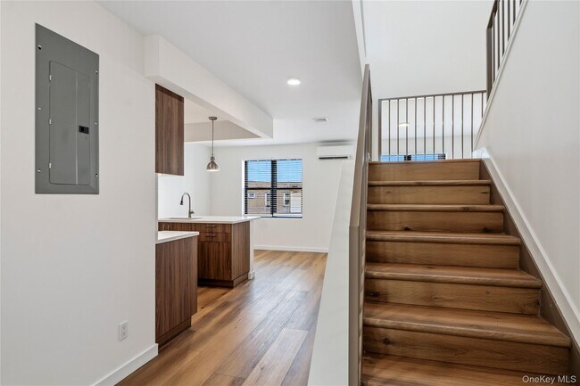 Building Photo - 62-45 60th Pl