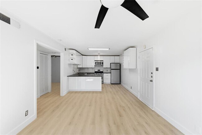 Building Photo - 1304 Summit St