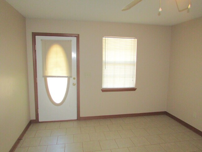 Building Photo - Available 11/17 – Spacious 2/2 Duplex with...