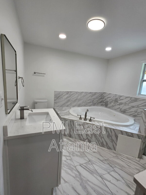 Building Photo - 2275 Country Club Ln SW