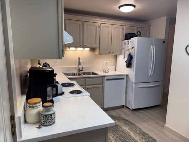 Building Photo - Updated home in a desirable SE neighborhood on a large lot