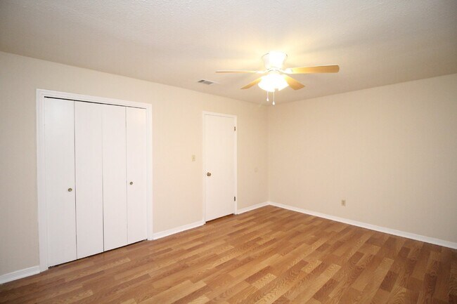 Building Photo - NE Pensacola 2 story  updated townhouse ne...