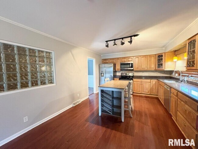 Building Photo - 6891 N Fox Point Dr