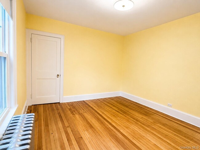Building Photo - 42 Crestview St