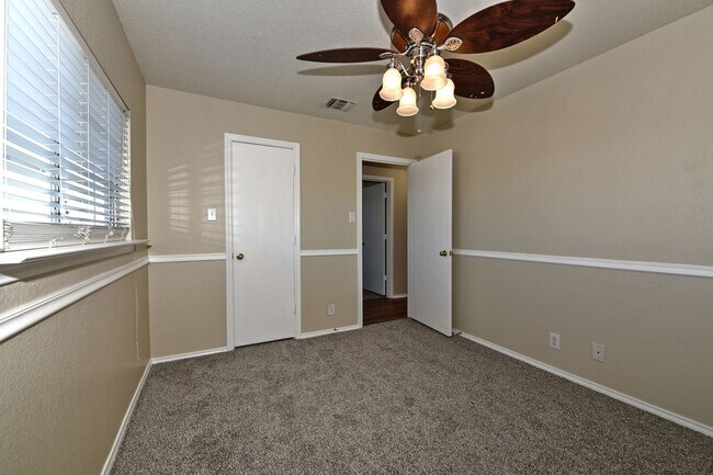 Building Photo - 4 Bedrooms!!!!! 2.5 bath and 2 attached ca...