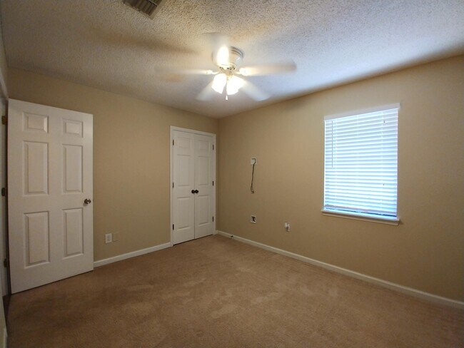 Building Photo - 146 Woodstone Cir