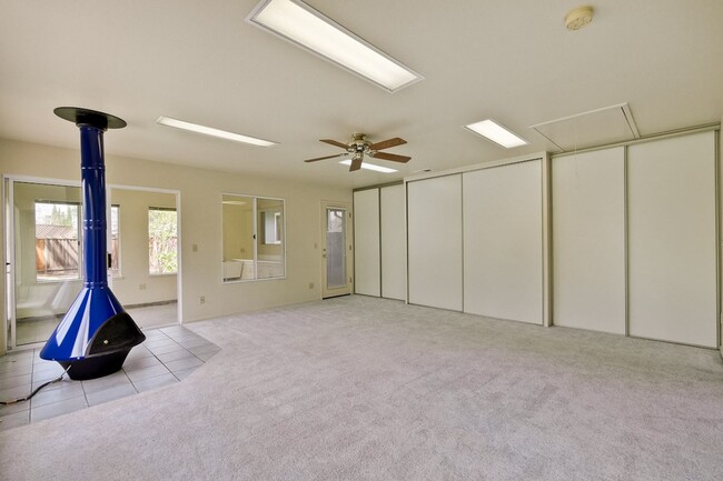 Building Photo - 160 Kit Carson Ct