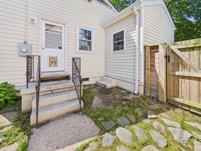 Building Photo - 6514 Stuart Ave