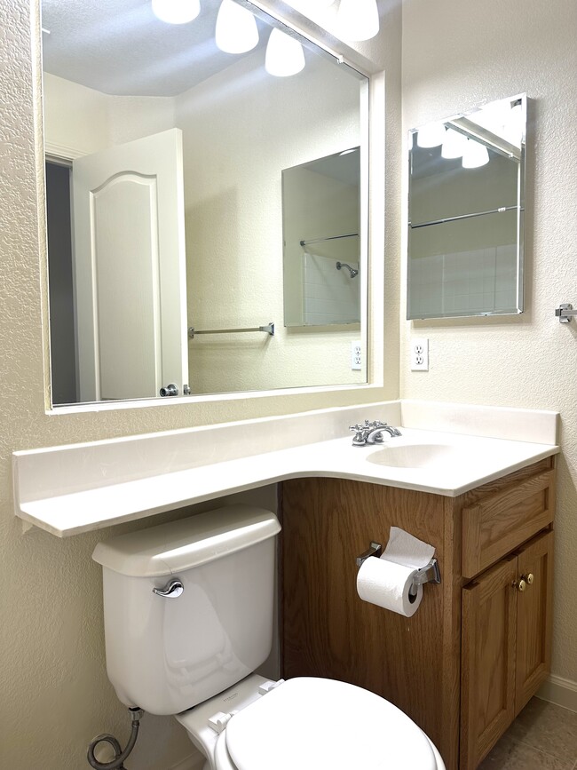 Building Photo - 238 Westbury Ln