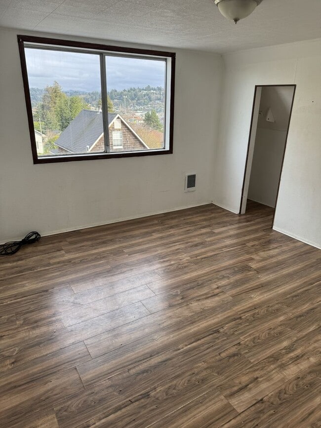 Building Photo - 5BD/2BA House in Coos Bay!