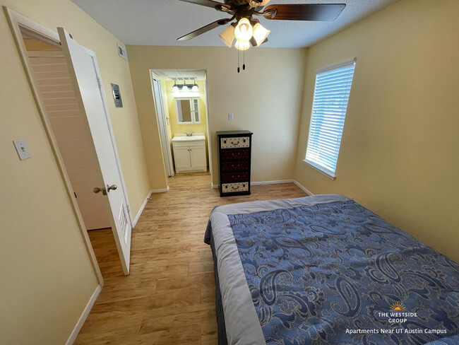 Bedroom with bathroom inside - Hyde Park Court Apartments