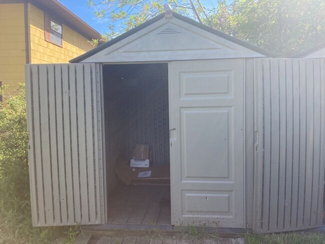 Building Photo - AVAILABLE JUNE - 4 Bed 1.5 Bath Spacious Home