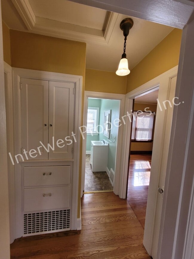 Building Photo - ADORABLE 2 BEDROOM HOUSE IN NORTH PORTLAND WITH LARGE BACK YARD & 2 CAR GARAGE!