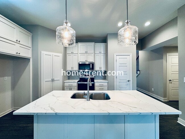 Building Photo - Stunning, Maintenance Free Townhome in Desoto w/ an Elegant Kitchen and Wood Floors Throughout!