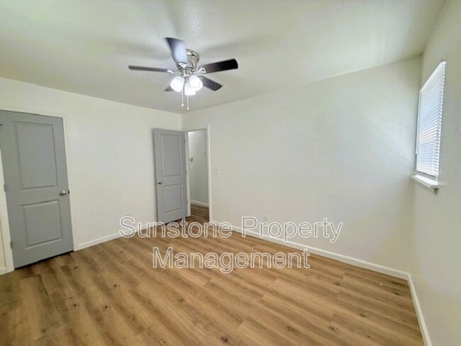 Building Photo - 305 N Dogwood St