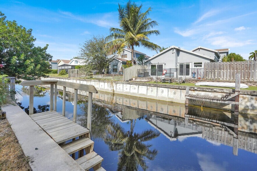 Building Photo - 940 Rainberry Lake Dr