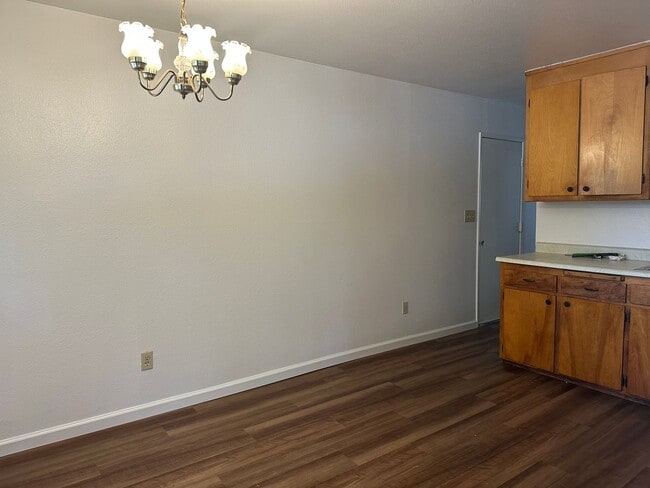 Building Photo - New LVP & Carpet! Great Anderson location!