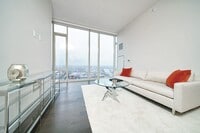 Building Photo - Stunning 505 Condo!