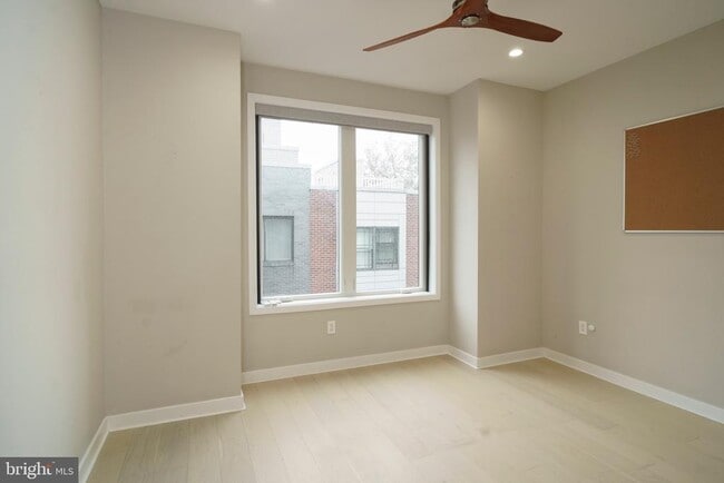 Building Photo - 1449 N Myrtlewood St