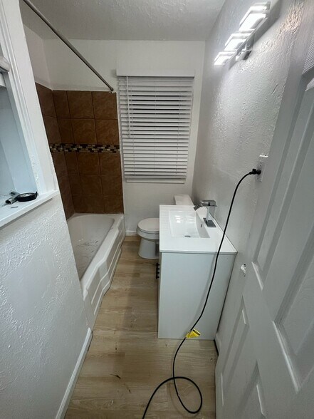 Building Photo - 725 E Eubanks St