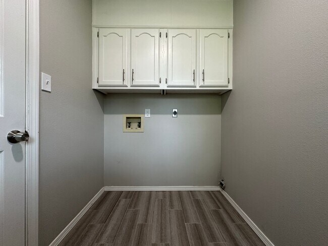 Building Photo - Cozy Elegance: Beautiful 2 Bed, 2.5 Bath H...