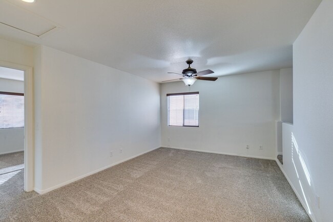 Building Photo - Great 3 bedroom house with a large loft an...