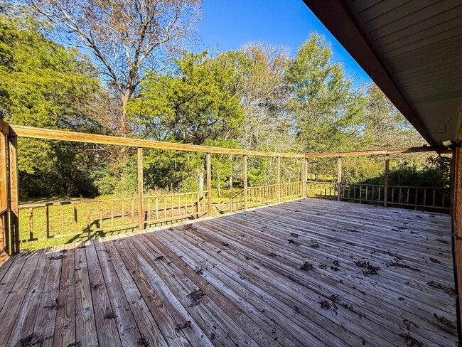 Building Photo - Newly repainted 3-bedroom, 2-bath home