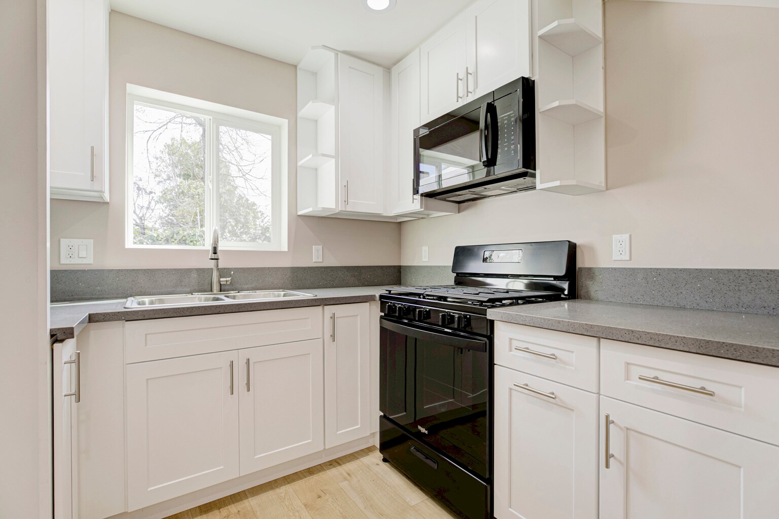 Building Photo - 15557 Wyandotte St