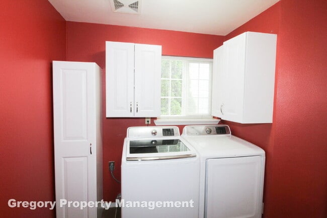 Building Photo - 2000 Village Green Dr