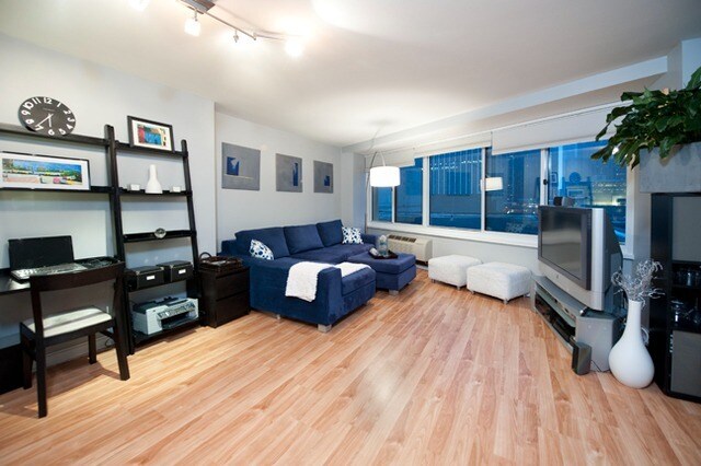 Building Photo - Spacious, Streeterville Condo, Available 5/1!