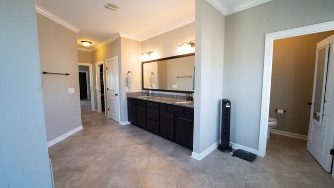 Building Photo - Elegant Richmond Hill Home with Screened Patio & Lagoon Views