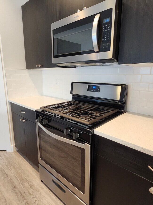 Building Photo - Spacious 3 bed/2.5 bath Townhouse - Gorgeo...