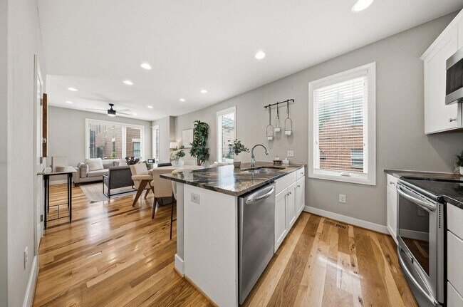 Building Photo - 567 Lathrop St
