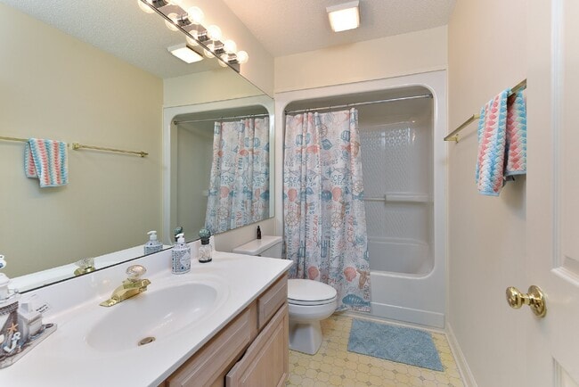 Building Photo - "Charming 2-Bed, 2-Bath Townhouse Retreat with 1,251 Sq Ft of Comfort in Wilmington!"