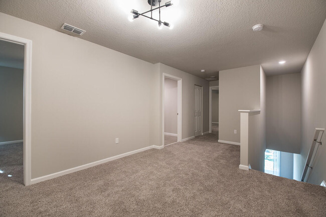 Building Photo - 3918 SE Mentmore Ln