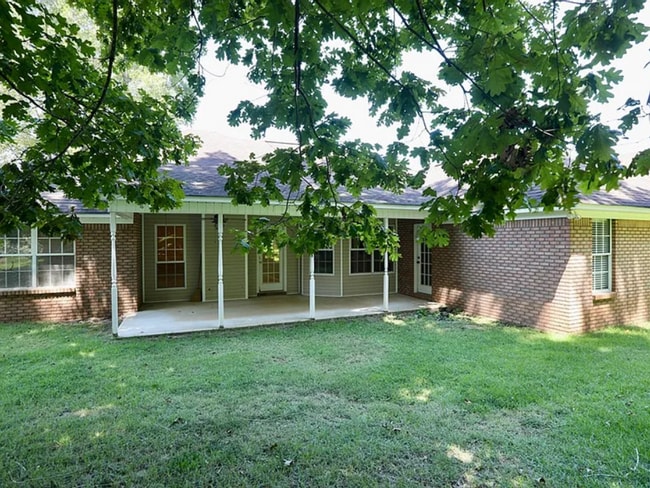 Building Photo - 3 Bed/2 Bath